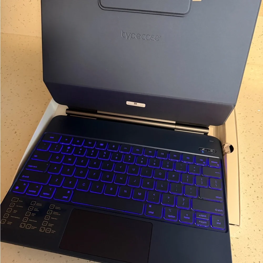 typecase EDGE iPad keyboard case w/ Trackpad - BRAND NEW